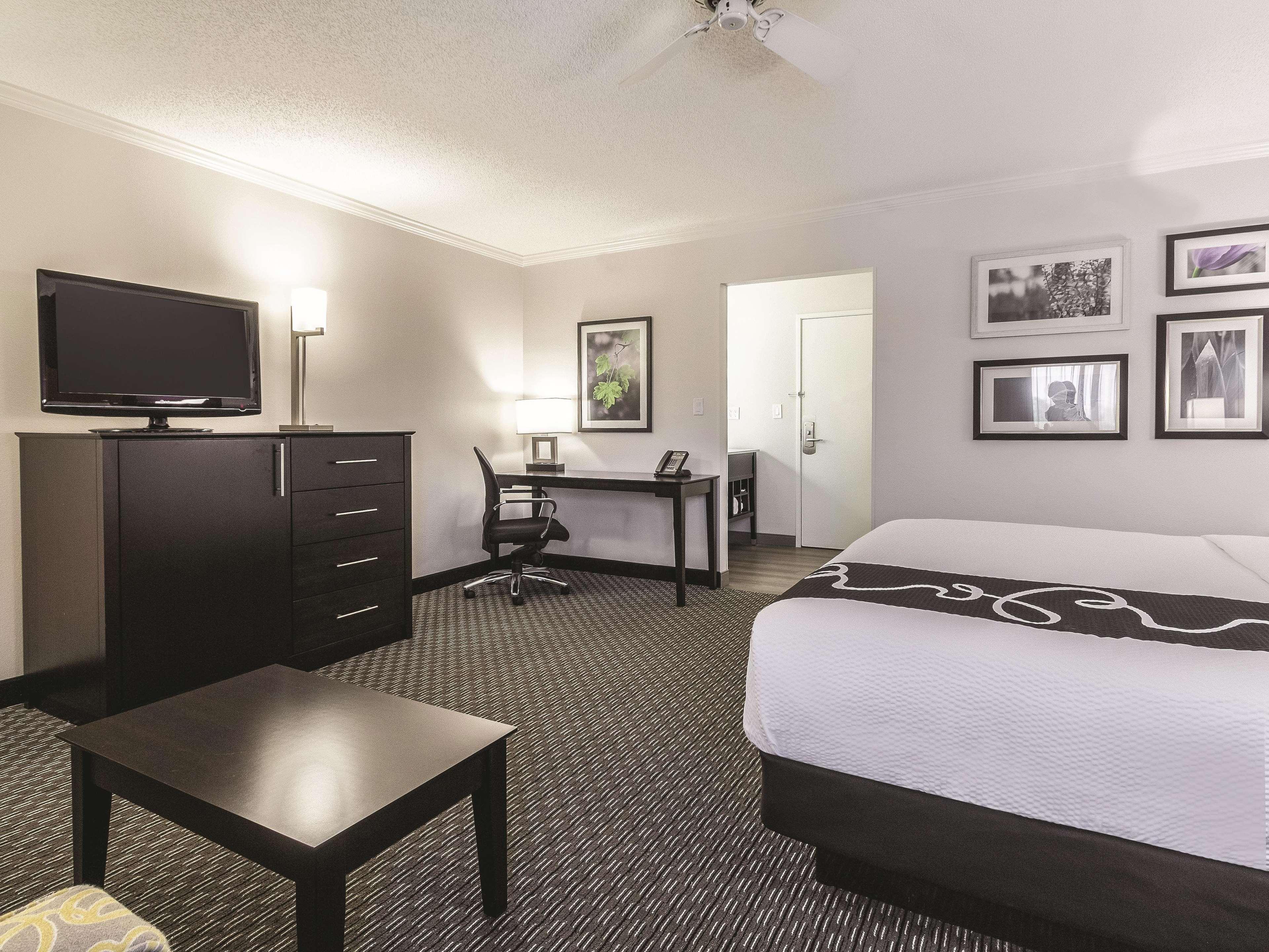 La Quinta By Wyndham Cleveland - Airport North Hotel Ngoại thất bức ảnh