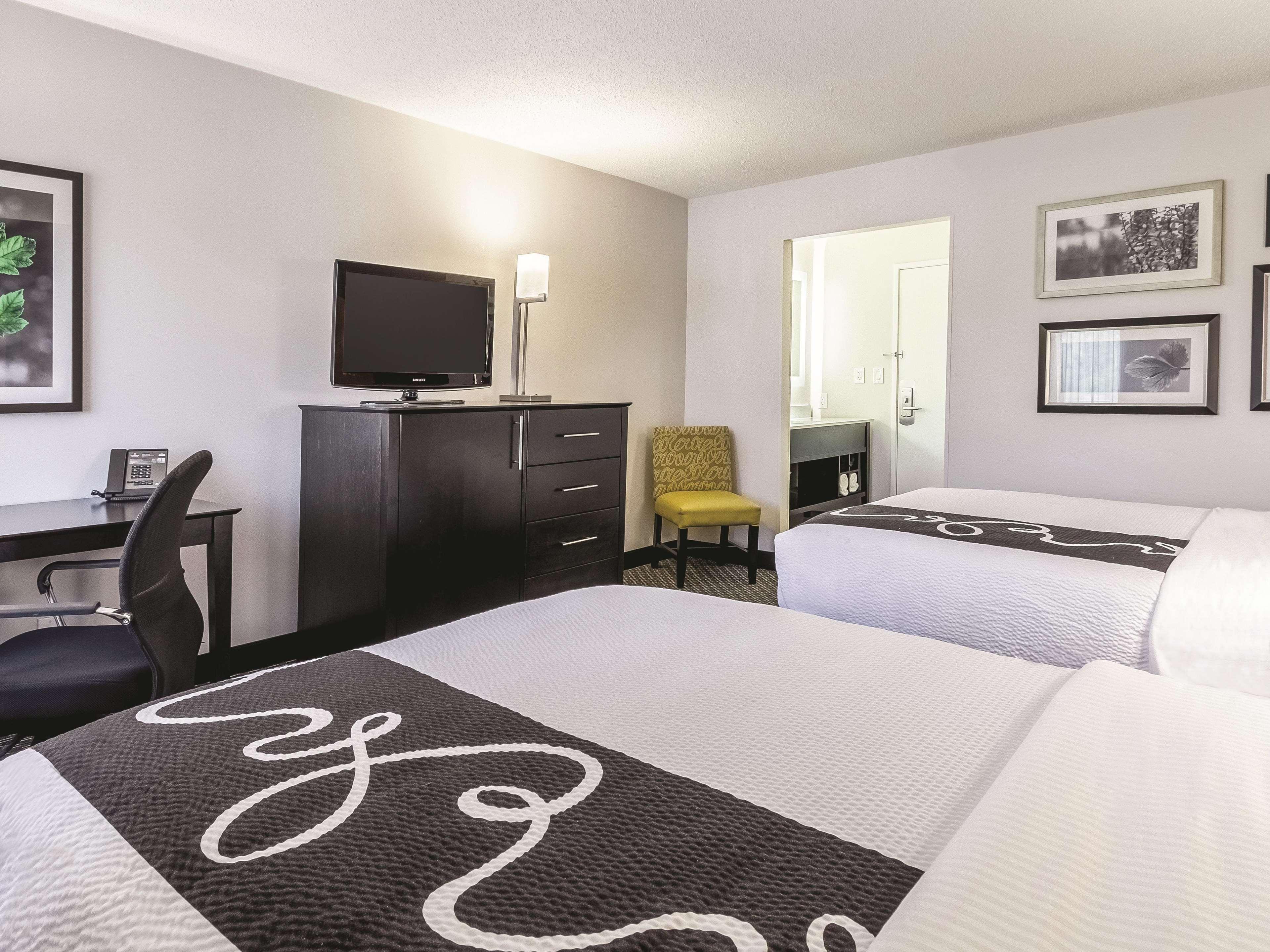 La Quinta By Wyndham Cleveland - Airport North Hotel Ngoại thất bức ảnh