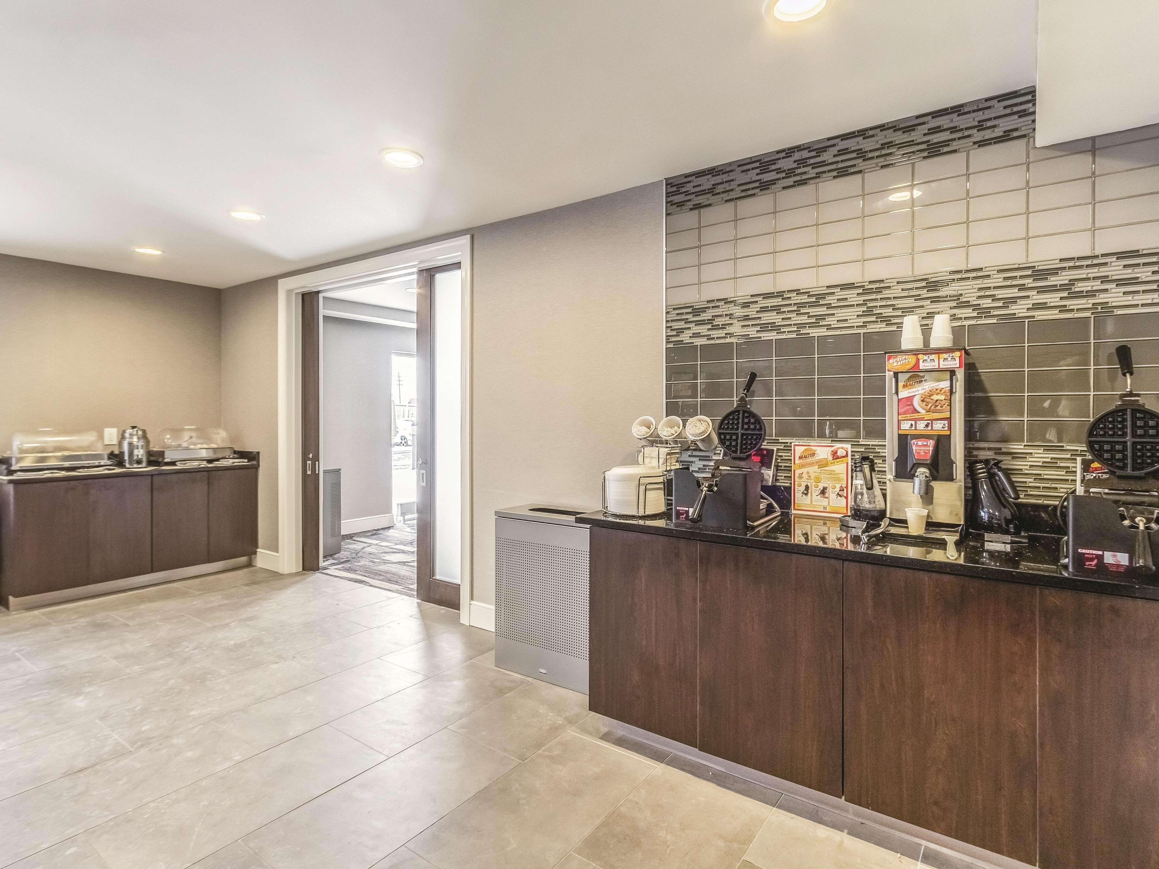 La Quinta By Wyndham Cleveland - Airport North Hotel Ngoại thất bức ảnh
