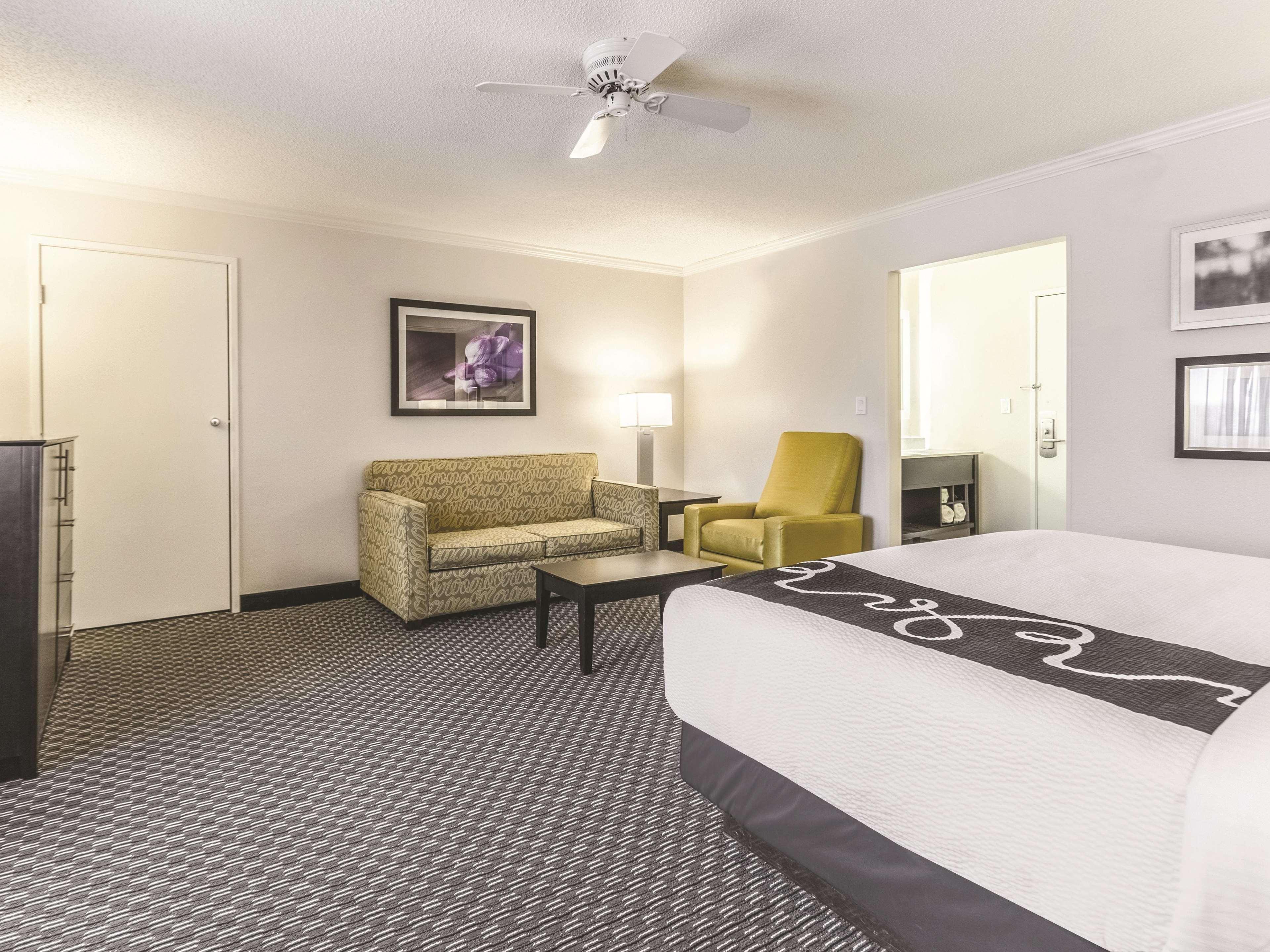 La Quinta By Wyndham Cleveland - Airport North Hotel Ngoại thất bức ảnh