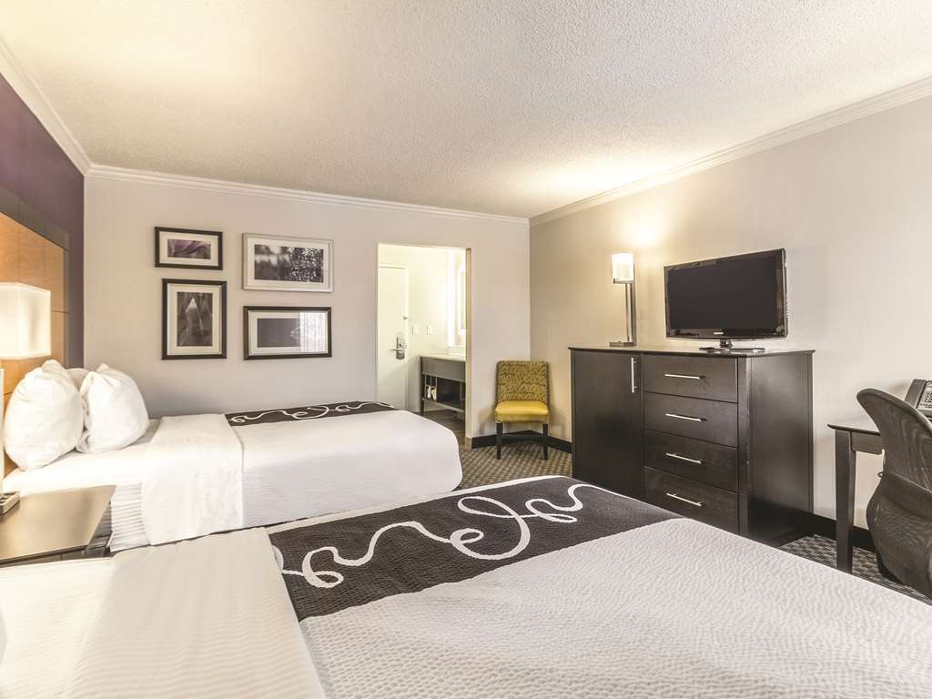 La Quinta By Wyndham Cleveland - Airport North Hotel Phòng bức ảnh