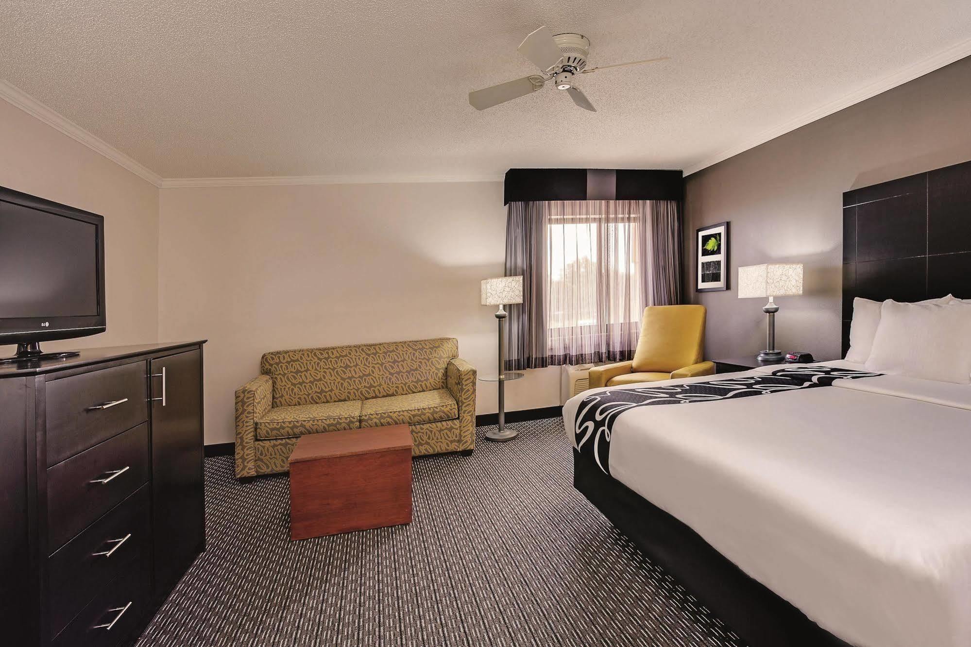 La Quinta By Wyndham Cleveland - Airport North Hotel Ngoại thất bức ảnh